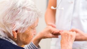 Aduhelm. Kontrowersje wokół nowego leku na Alzheimera. "Nie wiadomo, czy w ogóle działa"