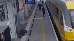 Mężczyzna nagle upada na stacji w Gdańsku. Zobacz, jak reagują inni
