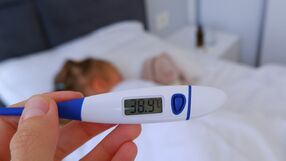 Czy przychodnia POZ musi przyjąć dziecko z gorączką? Wyjaśniamy