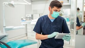 Dentysta omawia porady z TikToka