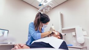 Objawy refluksu widoczne przez dentystę