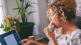 Kwasy omega-3 chronią mózg osób w średnim wieku. Ważne badanie