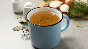 Czy domowy rosół pomaga na przeziębienie? Wyjaśniamy