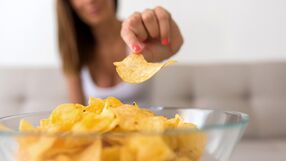 Jak jedzenie chipsów wpływa na psychikę? Badanie