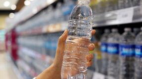 Badanie: woda mineralna w plastiku może być trując