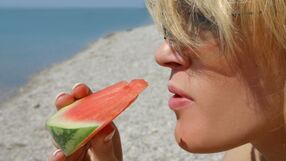 Tych produktów lepiej nie jeść na plaży