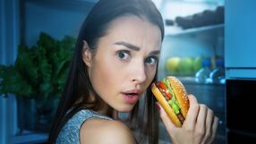 Melatonina a jedzenie: dlaczego niektórzy tyją po nocnym jedzeniu?