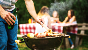 Grill, mięso, alkohol, marynata z ciemnego piwa ogranicza poziom rakotwórczych substancji w mięsie z grilla