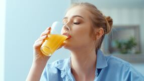 4 napoje, które zaburzają trawienie. Lepiej z nich zreygnuj