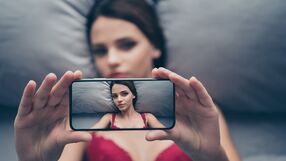 Nowy, przerażający trend na TikToku. Zagraża zdrowiu i życiu kobiet